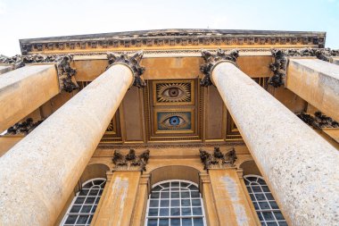 Blenheim Sarayı 'nın görkemli girişi, anıtsal sütunları ve süslü tavanı boyalı gözlerle, klasik mimariyle büyüleyici sanatını birleştirir..