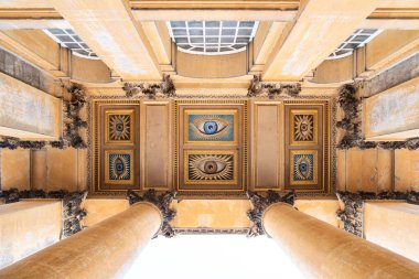 Blenheim Sarayı 'nın görkemli girişi, anıtsal sütunları ve süslü tavanı boyalı gözlerle, klasik mimariyle büyüleyici sanatını birleştirir..