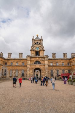 Blenheim Sarayı, Birleşik Krallık - 12 Temmuz 2023, turistler, arka planda ikonik saat kulesiyle Doğu Avlusu 'ndan geçerek sarayın ihtişamını yakaladılar..