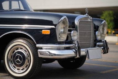 Bangkok, Tayland, 2 Şubat 2025 klasik Mercedes Benz arabaları lüks ve işçiliği sembolize eden, klasik otomobillerin zengin mirasını yakalayan ikonik ızgara ve kaput süslemelerini sergiliyorlar.
