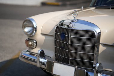 Bangkok, Tayland, 2 Şubat 2025 klasik Mercedes Benz arabaları lüks ve işçiliği sembolize eden, klasik otomobillerin zengin mirasını yakalayan ikonik ızgara ve kaput süslemelerini sergiliyorlar.
