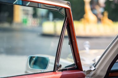 Klasik arabanın yan aynası, klasik çekiciliğini ve ustalığını yansıtan parlak bir şekilde parlıyor. Eski olmasına rağmen, basit bir tasarım ve parlak bir yüzeyle yeni bir görünüm sağlar..