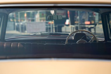 Klasik bir arabanın dikiz aynası basit bir tasarım ile parlak bir krom kaplamasına sahiptir, iç dekora zarafet katan pratik bir özellik olarak hizmet verir..