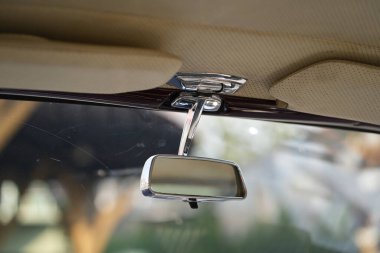 Klasik bir arabanın dikiz aynası basit bir tasarım ile parlak bir krom kaplamasına sahiptir, iç dekora zarafet katan pratik bir özellik olarak hizmet verir..