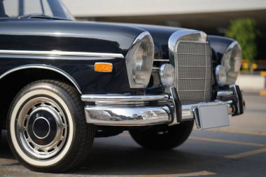 Eski model bir arabanın krom tamponu ışıkla parlar, klasik cazibe ve şık tasarım katar..