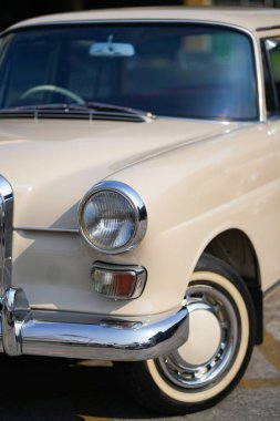 Eski model bir arabanın krom tamponu ışıkla parlar, klasik cazibe ve şık tasarım katar..