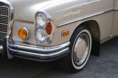 Eski model bir arabanın krom tamponu ışıkla parlar, klasik cazibe ve şık tasarım katar..