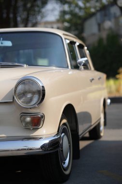 Eski model bir arabanın krom tamponu ışıkla parlar, klasik cazibe ve şık tasarım katar..