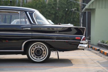 Klasik kauçuk çamurluklu klasik siyah bir arabanın arka tekerleği. Su ve enkazın arkadaki araçları etkilemesini engelleyen pratik bir özellik..