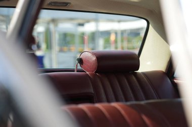Yirminci yüzyılın ortalarında klasik bir otomotiv işçiliğinin deri arka koltukları, dokulu yüzeyler, konfor ve retro estetik..