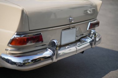 Klasik arabalardaki plakaların konumu ve montajı, krom çevre ile standart arka yerleştirmeyi gösteriyor. Bu kalıplar boş, grafik modelleri veya editoryal kullanım için uygundur.