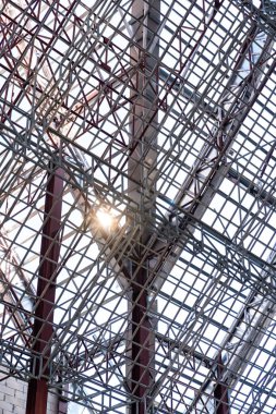 İnşaat alanında inşaat halindeki devasa çelik çatı iskeleti yapısının yükseliş açısı fotoğraf çekimi.