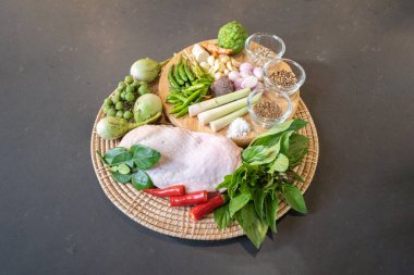Sahne malzemesi, baharatlı yeşil köri, tavuk, sarımsak, biber, soğan, galangal, tuz, limon otu, patlıcan, fesleğen, bergamot ve Tayland patlıcan..