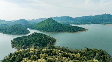 Göl manzaralı Kaeng Krachan barajı ve bir sürü yeşil dağ, mavi gökyüzü arka planı. Kaeng Krachan Barajı milli parkı, Phetchaburi bölgesi, Tayland insansız hava aracı görüntüsü.