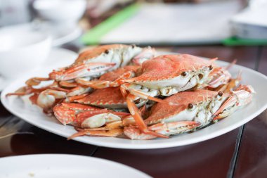 Kömür ızgarasıyla pişirilen taze deniz yengeçleri Tayland 'daki ünlü yerel restoranda Tayland deniz ürünleri sosu ile servis ediliyor..