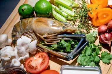 TomYamKung (Karides Baharatlı Tayland Çorbası), karides, limon sosu ve mutfak tezgahındaki diğer malzemeler..