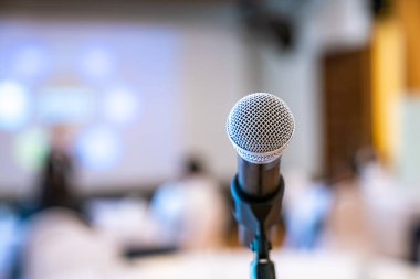 Seminer salonundaki mikrofon standında herkesin konuşma ya da seminer katılımcılarını selamlarken kullanması için..