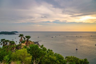 Phrom Thep Burnu, alacakaranlık ve günbatımı döneminde tropikal deniz, Phuket Adası 'nın manzaralı noktası, Andaman Denizi İncisi, Tayland dünya turistleri için popüler..