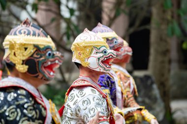 Tayland geleneksel drama hikayesi Khon epic, Ramakien veya Ramayana ile Hanuman (beyaz maymun) ve diğerlerinin performansı.