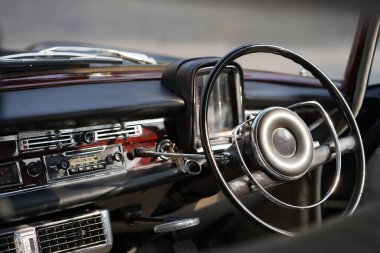 direksiyon; işçilik; tekerlek; araba; krom; kalite; deri; klasik; retro; dizayn; gösterge; otomobil; kontrol; detay; metal; el yapımı; çember; mühendislik; yenileme; lüks; zarif; eğri; eski; mekanik; tutuş; ro