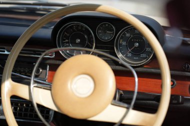direksiyon; işçilik; tekerlek; araba; krom; kalite; deri; klasik; retro; dizayn; gösterge; otomobil; kontrol; detay; metal; el yapımı; çember; mühendislik; yenileme; lüks; zarif; eğri; eski; mekanik; tutuş; ro