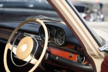 direksiyon; işçilik; tekerlek; araba; krom; kalite; deri; klasik; retro; dizayn; gösterge; otomobil; kontrol; detay; metal; el yapımı; çember; mühendislik; yenileme; lüks; zarif; eğri; eski; mekanik; tutuş; ro