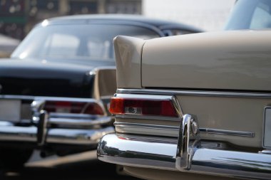 Arka farlar, dönüş sinyalleri ve klasik arabaların arkasındaki krom aksanlar klasik cazibe ve sofistike tasarım yayar..