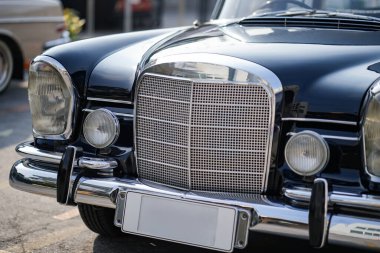 Klasik arabaların yuvarlak farları ve yan dönüş sinyalleri, parlatılmış krom çerçeveli, eski moda aydınlatma ve kıvrımlı çamurluk detaylarıyla vintage tarzı vurgulanıyor.