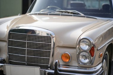 Klasik arabaların yuvarlak farları ve yan dönüş sinyalleri, parlatılmış krom çerçeveli, eski moda aydınlatma ve kıvrımlı çamurluk detaylarıyla vintage tarzı vurgulanıyor.