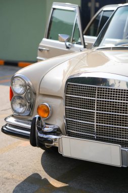 Klasik arabaların yuvarlak farları ve yan dönüş sinyalleri, parlatılmış krom çerçeveli, eski moda aydınlatma ve kıvrımlı çamurluk detaylarıyla vintage tarzı vurgulanıyor.