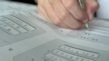 Bangkok, Tayland, 12 Ağustos 2025, Bir çocuk çalışma kitabında matematik problemlerine odaklanır, sürekli çıkarma ve sayı tanıma becerilerini güçlendirme pratiği yapar..