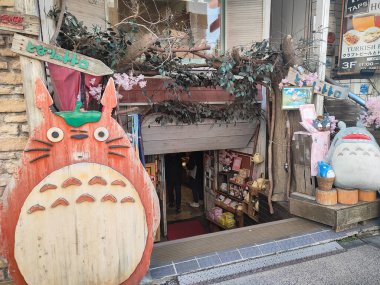 Kamakura, Japonya, 14 Mar 2024, Totoro temalı hediyelik eşya dükkanı ahşap tabelalar, peluş bebekler ve Ghibli 'den esinlenilmiş süslemelerle dekore edilmiş..