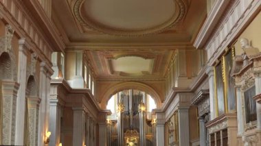 Süslü klasik mimarisi, Korint sütunları ve Avrupa kültür mirasını gösteren dekoratif tavan tasarımı olan tarihi bir salonun içi.