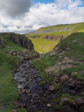 Dramatik High Cup Gill uçurumunun başında Nick var. Eden Valley, North Pennines, Cumbria, İngiltere