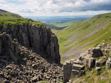 High Cup 'ın kenarından dramatik bir manzara. Nick, High Cup Gill uçurumundan aşağıya, Eden Valley, North Pennines, Cumbria, İngiltere.