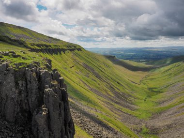 High Cup 'ın kenarından dramatik bir manzara. Nick, High Cup Gill uçurumundan aşağıya, Eden Valley, North Pennines, Cumbria, İngiltere.