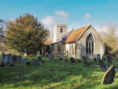 Kutsal Üçlü Kilisesi, Batı Hendred, ormanlık bir oyukta, biraz değiştirilmiş 14. yüzyıl kilisesi, Oxfordshire, İngiltere