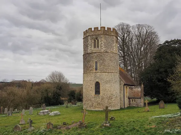 St. Marys Kilisesi, Great Shefford, büyük oranda 12. yüzyıl kilisesi, Berkshire, İngiltere 'deki iki kiliseden biri olan ender bulunan yuvarlak bir kuleye sahiptir.