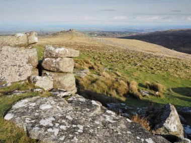 Belstone Tor 'dan Belstone Common ve Devon manzarası, Dartmoor Ulusal Parkı, Devon, İngiltere