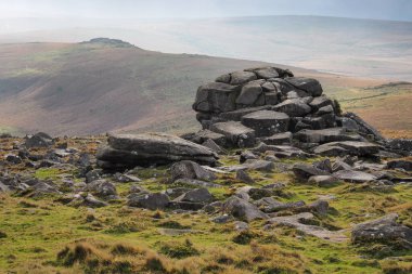 Higher Tor, Dartmoor Ulusal Parkı, Devon, İngiltere 'den görülen tepenin yukarısındaki Oke Tor.