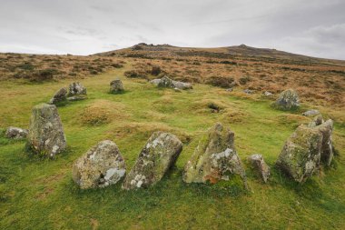 9 Maidens Bronz Çağı megalitik cairn dairesi Belstone Tor, Dartmoor Ulusal Parkı, Devon, İngiltere