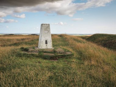 Beyaz At Tepesi, Ridgeway 'deki nirengi sütunu, Oxfordshire' ın en yüksek noktası 261 metrede, Uffington Beyaz Atı 'nın yanında, Lambourn Tepeleri, Oxfordshire, İngiltere üzerinden güneye bakıyor.