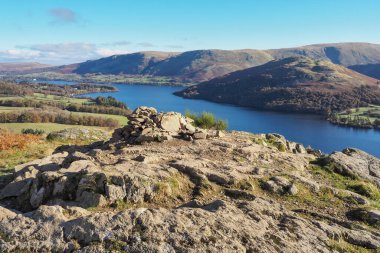 Yew Crag 'dan Kuzey Ullswater üzerinden Gowbarrow Fell, Lake District, İngiltere' ye giderken görüntüler.