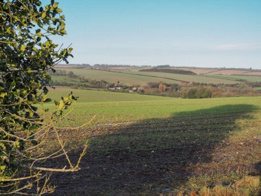 Kennet nehrinin üzerine kara bulutlar ve yağmur yağıyor. Stitchcombe, Marlborough Downs, Wiltshire, İngiltere 'nin içinden geçiyor.
