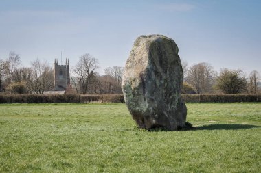 Avebury, Wiltshire, İngiltere 'deki Neolitik taş ve Henge.