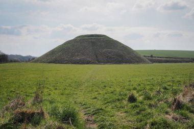 Avrupa 'nın en büyük insan yapımı tarih öncesi tepesi olan 40 metre yüksekliğindeki Silbury Tepesi M.Ö. 2400 yılında Wiltshire, İngiltere' de inşa edilmiştir.