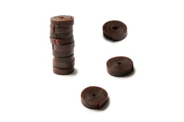 Doğal tatlı, beyaz arka planda izole edilmiş meyveli pastil. Doğal şeker, pastil rulosu.. 