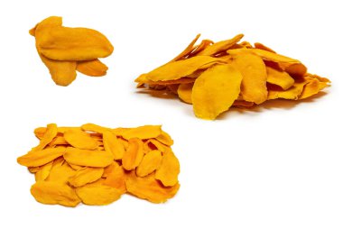 Beyaz arka planda izole edilmiş kuru, lezzetli mango dilimleri. Üst görünüm. 