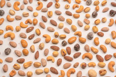 Lezzetli tuzlu fındık karışımı. Bir grup badem, fıstık, ceviz, macadamia, kaju..