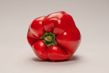 Kırmızı dolma biber beyaz arkaplanda izole edildi. 